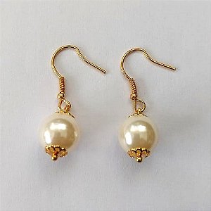 BRINCO FOLHEADO A OURO - BANHADO COM 5 MILÉSIMOS + VERNIZ DIAMOND - BRINCO DE ANZOL COM PÉROLA 10MM - (OURO752) OUBR000405