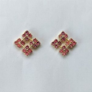 BRINCO FOLHEADO A OURO COM VERNIZ DIAMOND - BRINCO DE PINO GEOMÉTRICO COM ZIRCÔNIAS ROSAS 14MM - (OURO815) OUBR000413