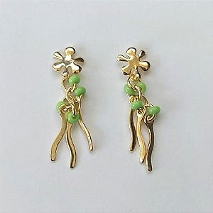 BRINCO FOLHEADO A OURO COM VERNIZ DIAMOND - BRINCO DE PINO FLOR MIÇANGAS VERDES 26MM - (OURO813) OUBR000415