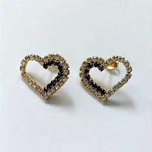 BRINCO FOLHEADO A OURO - BANHADO COM 5 MILÉSIMOS + VERNIZ DIAMOND - BRINCO DE PINO CORAÇÃO VAZADO CRAVEJADO EM MICROS ZIRCÔNIAS NEGRAS E CRISTAIS 18X21MM - (OURO866) OUBR000418