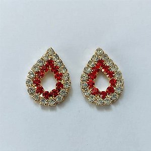 BRINCO FOLHEADO A OURO COM VERNIZ DIAMOND - BRINCO DE PINO GOTA VAZADA CRAVEJADA EM MICROS ZIRCÔNIAS CRISTAIS E VERMELHAS 16MM - (OURO843) OUBR000420