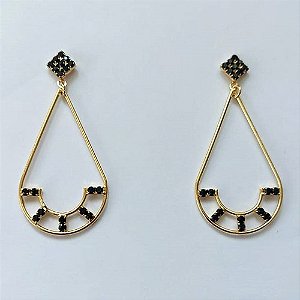 BRINCO FOLHEADO A OURO COM VERNIZ DIAMOND - BRINCO DE PINO GOTA VAZADA COM ZIRCÔNIAS NEGRAS 42MM - (OURO842) OUBR000421