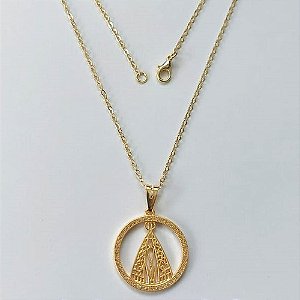 GARGANTILHA FOLHEADA A OURO 5 MILÉSIMOS + VERNIZ DIAMOND - CORRENTE CADEADO 45CM E PINGENTE REDONDO COM ZIRCÔNIAS E IMAGEM NOSSA SRA APARECIDA 24MM - (OURO827) OUGG000207
