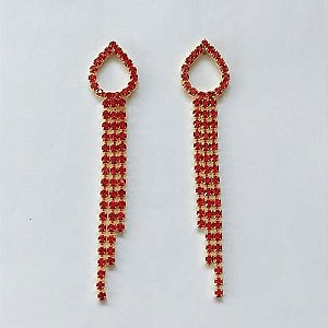 BRINCO FOLHEADO A OURO - BANHADO COM 5 MILÉSIMOS + VERNIZ DIAMOND - BRINCO DE PINO GOTA VAZADA CRAVEJADA EM MICROS ZIRCÔNIAS VERMELHAS 69MM - OURO868 OUBR000423