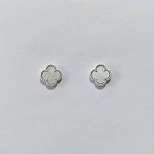 BRINCO FOLHEADA A PRATA COM 50 MILÉSIMOS + VERNIZ DIAMOND - BRINCOS DE PINO TREVO MADRE PÉROLA 8MM PRBR001420