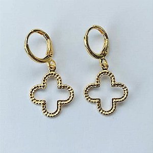 BRINCO FOLHEADO A OURO - BANHADO COM 5 MILÉSIMOS + VERNIZ DIAMOND - BRINCO DE ARGOLA DE PRESSÃO TREVO VAZADO 11MM - (OURO900)OUBR000434