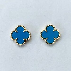 BRINCO FOLHEADO A OURO - BANHADO COM 5 MILÉSIMOS + VERNIZ DIAMOND - BRINCO DE PINO TREVO AZUL 9MM - (OURO898)OUBR000438