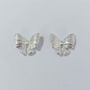 BRINCO FOLHEADO A PRATA COM 50 MILÉSIMOS + VERNIZ DIAMOND - BRINCOS DE PINO MODELO LAÇO 15MM (PRA772) PRBR001425