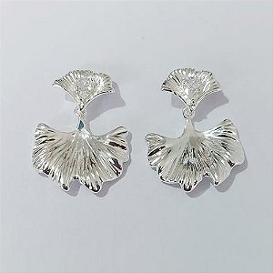 BRINCO FOLHEADO A PRATA COM 50 MILÉSIMOS + VERNIZ DIAMOND - BRINCOS DE PINO MODELO FOLHA 15MM (PRA770) PRBR001427