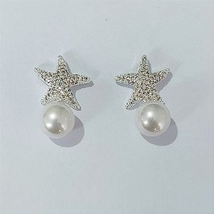 BRINCO FOLHEADO A PRATA COM 50 MILÉSIMOS + VERNIZ DIAMOND - BRINCOS DE PINO MODELO ESTRELA DO MAR CRAVEJADA E PÉROLA 10MM (PRA769) PRBR001428