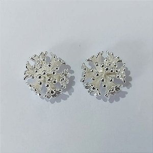 BRINCO FOLHEADO A PRATA COM 50 MILÉSIMOS + VERNIZ DIAMOND - BRINCOS DE PINO MODELO BUQUÊ DE FLORES 18MM (PRA767) PRBR001430