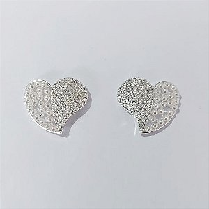 BRINCO FOLHEADO A PRATA COM 50 MILÉSIMOS + VERNIZ DIAMOND - BRINCOS DE PINO MODELO CORAÇÃO EM PÉROLAS E MICROS ZIRCÔNIAS 23MM (PRA765) PRBR001431