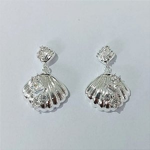 BRINCO FOLHEADO A PRATA COM 50 MILÉSIMOS + VERNIZ DIAMOND - BRINCOS DE PINO MODELO COM DUAS CONCHAS CRAVEJADAS 14MM (PRA766) PRBR001432