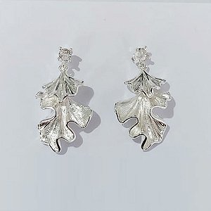 BRINCO FOLHEADO A PRATA COM 50 MILÉSIMOS + VERNIZ DIAMOND - BRINCOS DE PINO MODELO FOLHA DUPLA COM UMA ZIRCÒNIA 25X16MM (PRA764) PRBR001433