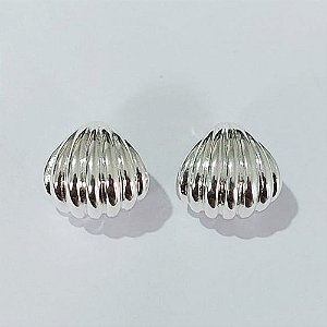 BRINCO FOLHEADO A PRATA COM 50 MILÉSIMOS + VERNIZ DIAMOND - BRINCOS DE PINO MODELO CONCHA 17MM (PRA763) PRBR001434