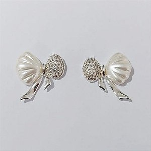 BRINCO FOLHEADO A PRATA COM 50 MILÉSIMOS + VERNIZ DIAMOND - BRINCOS DE PINO LAÇO COM MICROS ZIRCÔNIAS E PÉROLA 20X15MM (PRA760) PRBR001437