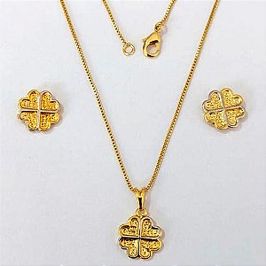 CONJUNTO FOLHEADO A OURO - BANHADO COM 5 MILÉSIMOS + VERNIZ DIAMOND - CONJUNTO COM BRINCOS DE PINO E PINGENTE TREVO DE 4 FOLHAS 12MM - (OURO918) OUCJ000203