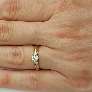 ANEL EM AÇO INOXIDÁVEL 316L SOLITÁRIO DOURADO CRISTAL 5MM LARGURA 3MM (VALOR UNITÁRIO) ACAN000043