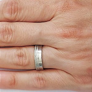 ALIANÇA EM AÇO INOXIDÁVEL 316L METADE LISA METADE COM BRILHOS 5,7MM (VALOR UNITÁRIO) ACAL000034