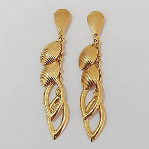 BRINCO FOLHEADO A OURO - BANHADO COM 5 MILÉSIMOS + VERNIZ DIAMOND - BRINCO DE PINO COM PINGENTES VAZADOS E DESENHADOS 35MM - (OURO946)OUBR000441