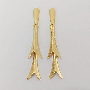 BRINCO FOLHEADO A OURO - BANHADO COM 5 MILÉSIMOS + VERNIZ DIAMOND - BRINCO DE PINO COM PINGENTES COMPRIDOS 35MM - (OURO942) OUBR000442