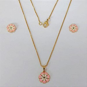 CONJUNTO FOLHEADO A OURO - BANHADO COM 5 MILÉSIMOS + VERNIZ DIAMOND - CONJUNTO COM BRINCOS DE PINO FLOR E PINGENTE FLOR ROSA 9MM - OUCJ000212