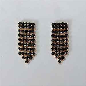 BRINCO FOLHEADO A OURO 5 MILÉSIMOS +VERNIZ DIAMOND - BRINCO PINO COM MICRO ZIRCÔNIAS PRETAS 28MM - (OURO971)OUBR000448