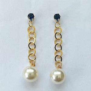 BRINCO FOLHEADO A OURO - BANHADO COM 5 MILÉSIMOS + VERNIZ DIAMOND - BRINCO DE PINO BASE COM ZIRCÔNIA AZUL COM ELOS E PÉROLA 9MM - (OURO773)OUBR000449