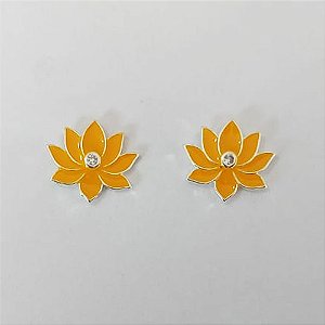 BRINCO FOLHEADO A PRATA COM 50 MILÉSIMOS + VERNIZ DIAMOND - BRINCO DE PINO FLOR COM ZIRCÔNIA ESMALTADA AMARELA 14X16MM (PRA803) PRBR001442