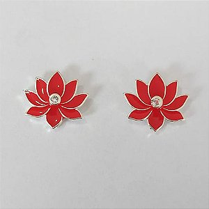 BRINCO FOLHEADO A PRATA COM 50 MILÉSIMOS + VERNIZ DIAMOND - BRINCO DE PINO FLOR COM ZIRCÔNIA ESMALTADA VERMELHA 14X16MM (PRA805) PRBR001444