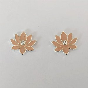 BRINCO FOLHEADO A PRATA COM 50 MILÉSIMOS + VERNIZ DIAMOND - BRINCO DE PINO FLOR COM ZIRCÔNIA ESMALTADA BEGE 14X16MM (PRA807) PRBR001446