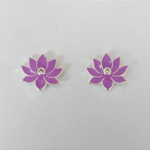 BRINCO FOLHEADO A PRATA COM 50 MILÉSIMOS + VERNIZ DIAMOND - BRINCO DE PINO FLOR COM ZIRCÔNIA ESMALTADA LILÁS 14X16MM (PRA808) PRBR001447