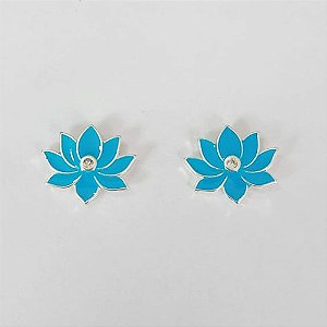 BRINCO FOLHEADO A PRATA COM 50 MILÉSIMOS + VERNIZ DIAMOND - BRINCO DE PINO FLOR COM ZIRCÔNIA ESMALTADA AZUL 14X16MM (PRA810) PRBR001449