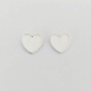 BRINCO FOLHEADO A PRATA COM 50 MILÉSIMOS + VERNIZ DIAMOND - BRINCO DE PINO CORAÇÃO ESMALTADO BRANCO 12MM (PRA814) PRBR001453