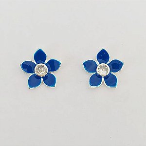 BRINCO FOLHEADO A PRATA COM 50 MILÉSIMOS + VERNIZ DIAMOND - BRINCO DE PINO FLOR COM ZIRCÔNIA ESMALTADA AZUL 15MM (PRA817)PRBR001456