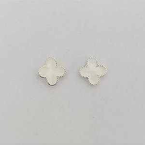 BRINCO FOLHEADO A PRATA COM 50 MILÉSIMOS + VERNIZ DIAMOND - BRINCO DE PINO TREVO ESMALTADA BRANCA 10MM (PRA819) PRBR001459