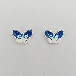 BRINCO FOLHEADO A PRATA COM 50 MILÉSIMOS + VERNIZ DIAMOND - BRINCO DE PINO BORBOLETA AZUL COM BRANCA 8MM (PRA822) PRBR001462