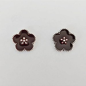 BRINCO FOLHEADO A PRATA COM 50 MILÉSIMOS + VERNIZ DIAMOND - BRINCO DE PINO FLOR ESMALTADA MARROM 15MM (PRA826) PRBR001467