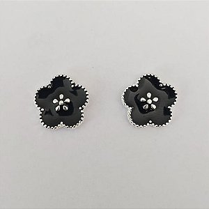 BRINCO FOLHEADO A PRATA COM 50 MILÉSIMOS + VERNIZ DIAMOND - BRINCO DE PINO FLOR ESMALTADA PRETA 15MM (PRA829) PRBR001470