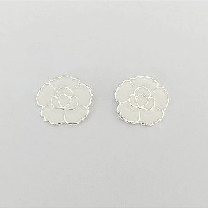 BRINCO FOLHEADO A PRATA COM 50 MILÉSIMOS + VERNIZ DIAMOND - BRINCO DE PINO FLOR ESMALTADA BRANCA 16MM (PRA831) PRBR001473