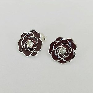 BRINCO FOLHEADO A PRATA COM 50 MILÉSIMOS + VERNIZ DIAMOND - BRINCO DE PINO FLOR ESMALTADA VINHO COM ZIRCÔNIA 15MM (PRA837) PRBR001478