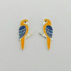 BRINCO FOLHEADO A PRATA COM 50 MILÉSIMOS + VERNIZ DIAMOND - BRINCO DE PINO ARARA AMARELA COM AZUL ESMALTADA 9MM (PRA839) PRBR001483