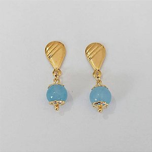 BRINCO FOLHEADO A OURO COM VERNIZ DIAMOND - BRINCO DE PINO BASE DESENHADA COM PEDRA NATURAL AZUL 29MM - (OURO1157) OUBR000452