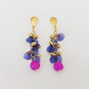 BRINCO FOLHEADO A OURO COM VERNIZ DIAMOND - BRINCO DE PINO BASE LISA COM BOLINHAS LISAS E BOLA ROXA 60MM - (OURO1126) OUBR000456