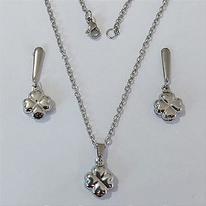 CONJUNTO EM AÇO INOXIDÁVEL - CORRENTE DE 45CM (03) BRINCOS BASE LISA COM PINGENTES TREVO DUPLO LISO 11MM (AÇO2324) ACCJ000127