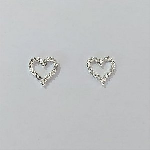 BRINCO FOLHEADO A PRATA COM 50 MILÉSIMOS + VERNIZ DIAMOND -BRINCO DE PINO CORAÇÃO COM MICRO ZIRCÔNIAS VAZADO 11MM PRBR001490
