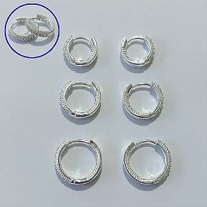 BRINCO FOLHEADO A PRATA - BRINCO DE TRIO ARGOLAS CRAVEJADAS EM MICROS ZIRCÔNIAS TAMANHOS 15/13/11MM LARGURA 3MM PRBR001494