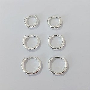 BRINCO FOLHEADO A PRATA - BRINCO DE TRIO ARGOLAS REDONDA CRAVEJADAS EM MICROS ZIRCÔNIAS TAMANHOS 16/14/12MM LARGURA 3MM PRBR001493