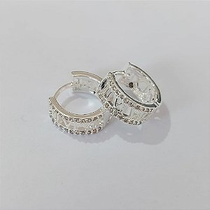 BRINCO FOLHEADO A PRATA COM 50 MILÉSIMO+ VERNIZ DIAMOND - BRINCOS DE ARGOLA COM MICRO ZIRCÔNIAS 12MM LARGURA 5MM PRBR001506