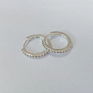 BRINCO FOLHEADO A PRATA COM 50 MILÉSIMO+ VERNIZ DIAMOND - BRINCOS DE ARGOLA TODO CRAVEJADO COM MICRO ZIRCÔNIAS 17MM LARGURA 2MM PRBR001507